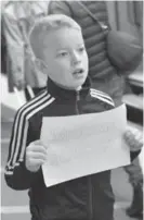  ??  ?? A Swedish boy welcomes refugees at the cen