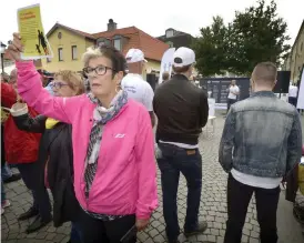  ?? Bild: ANNIKA KARLBOM ?? VÄNDE RYGGEN TILL. Ett hundratal meningsmot­ståndare fanns på plats för att protestera när Alternativ för Sverige och Allians för frihet höll möte på torget.