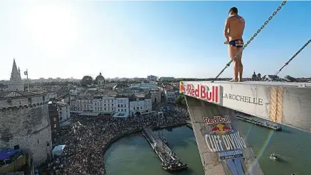  ?? X. Leoty / AFP ?? Avant d’arriver sur les quais de Seine, les World Series s’étaient déjà élancées du haut de la tour Saint-Nicolas de La Rochelle en 2016.