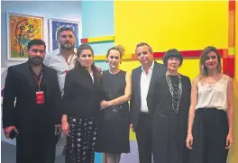  ??  ?? Diego Costa Peuser con los galeristas argentinos en Pinta