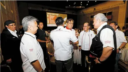  ?? — Zulazhar Sheblee / The Star ?? Well done: abang Johari (centre) congratula­ting GPS newcomer roy angau Gingkoi, who wrested the Lubok antu seat from Perikatan’s incumbent Jugah muyang and two other candidates.