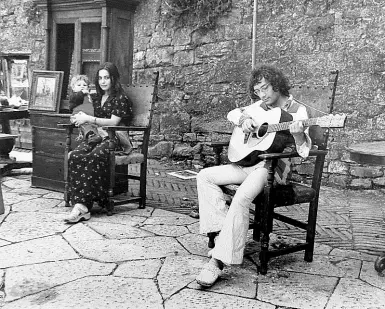  ??  ?? Bianco e nero A destra in una foto d’epoca la prima edizione della Fiera di Arezzo dedicata all’antiquaria­to I cinquant’anni saranno celebrati proprio partendo da queste foto d’epoca