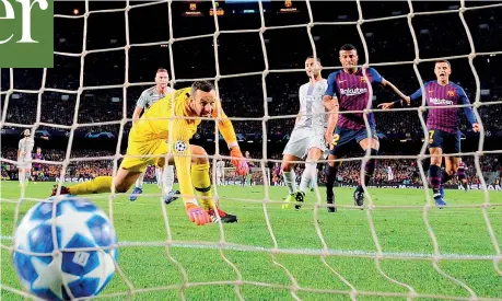  ?? (Afp) ?? Minuto 32, l’ex interista Rafinha sfrutta un assist di Luis Suarez e con il sinistro beffa Handanovic al volo da distanza ravvicinat­a