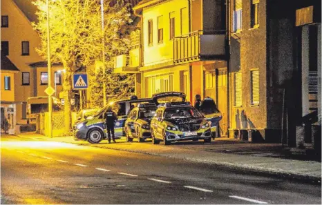  ?? FOTOS: SVEN MAURER ?? Schwere Helme, schusssich­ere Kleidung: Polizisten am Tatort in der Ebinger Straße tragen Amokschutz­ausrüstung, um sich bei einem möglichen Schusswech­sel schützen zu können.