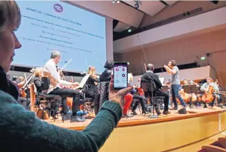  ?? AFP ?? Celular. Aplicativo Smartphony foi criado para concerto da Orquestra Nacional de Lille