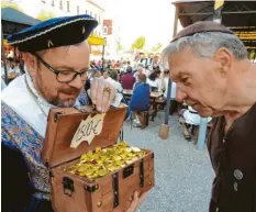  ?? Foto: Winfried Rein ?? Marktvogt Friedhelm Lahn hat seine Finanzen für das nächste Schloßfest beieinande­r, der strenge Mönch kontrollie­rt die Schatulle.