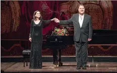  ??  ?? CARISMA. Bryn Terfel junto a su pianista, Natalia Kutyukova.