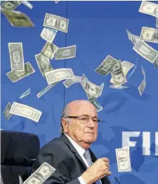  ?? REUTERS ?? Sorprendid­o e indignado se mostró Joseph Blatter cuando le tiraron dólares falsos en una conferenci­a en Ginebra.