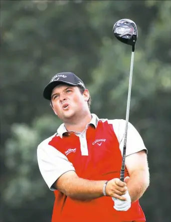  ?? Kevin C. Cox/Getty Images ?? Patrick Reed hits his tee shot on the 10th hole in the second round of The Barclays at Bethpage Black Friday in Farmingdal­e, N.Y.