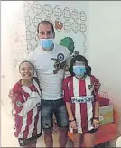  ?? FOTO: @BENDITA–AFICION ?? La visita de Diego Godín