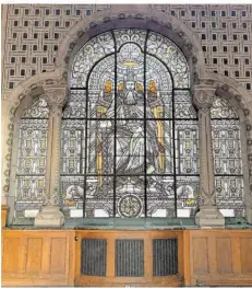  ?? FOTOS (2): SOPHIA SCHÜLKE ?? Dieses imposante Fenster schmückt den Empfangssa­al, wo Kaiser und Familie Gäste trafen.