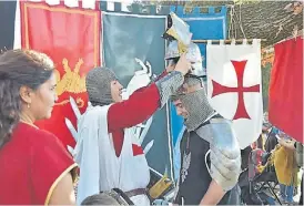  ??  ?? Fiesta. Los vecinos del Oeste se divirtiero­n en la feria medieval.