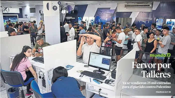  ?? (RAMIRO PEREYRA) ?? Con fe. Un hincha de Talleres hace la seña de la “T”, ayer en la sede social del club, frente a la plaza San Martín, donde se formaron largas colas para comprar entradas.