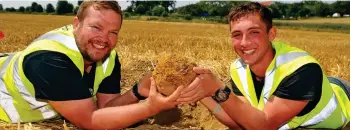  ??  ?? Find: Alastair Eager and Oliver Horncastle with the cannonball they unearthed