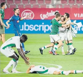  ?? FOTO: P. PUNTÍ ENTRENADOR ZINEDINE ZIDANE ENTRENADOR IMANOL ALGUACIL ENTRENADOR JULEN LOPETEGUI ENTRENADOR JAVI GRACIA ENTRENADOR SERGIO GONZÁLEZ ENTRENADOR UNAI EMERY ?? NNino es abrazado por sus compañeros al final del partido de ayer en Montilivi
REAL MADRID
REAL SOCIEDAD
SEVILLA
VALENCIA
VALLADOLID
VILLARREAL