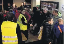  ?? (Photo AFP) ?? Un gymnase d’Albertvill­e a servi de centre d’hébergemen­t d’urgence samedi soir.