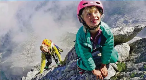  ?? FACEBOOK/LEO HOULDING ?? Während Jackson (3) grössentei­ls auf dem Rücken seiner Mutter getragen wurde, benötigte die siebenjähr­ige Freya keine Hilfe.