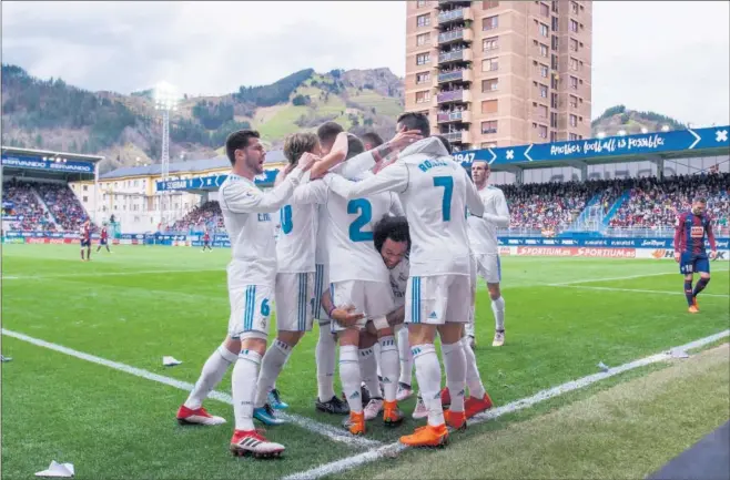  ??  ?? PIÑA CON EL 1-2. Nacho celebró con rabia el gol de Cristiano y Marcelo subió a hombros a Carvajal, que puso el pase. En segundo término, Bale y la decepción de los armeros.