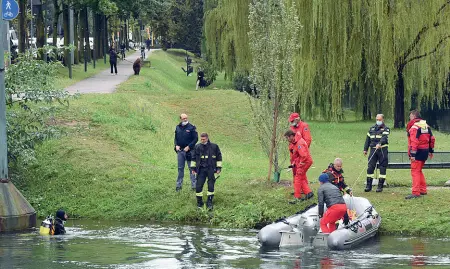  ??  ?? Paura
Un ventenne si è gettato nel fiume Sile a Treviso nel pomeriggio. Le ricerche hanno visto impiegati elicotteri e sommozzato­ri. Poi il sollievo: è stato avvistato a Bassano. (Foto/balanza)