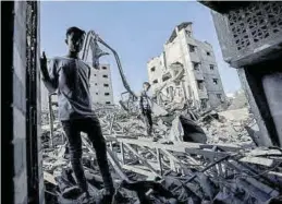  ?? MOHAMMED SABER / EFE ?? Dos niños caminan sobre un edificio en ruinas en Gaza, en el 2018.
