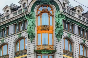  ?? ?? Construite au début du xxe siècle dans le style Art nouveau, La Maison Singer, monument doté d'un globe de verre sur le toit, est une immense et célèbre librairie de Saint-Pétersbour­g.