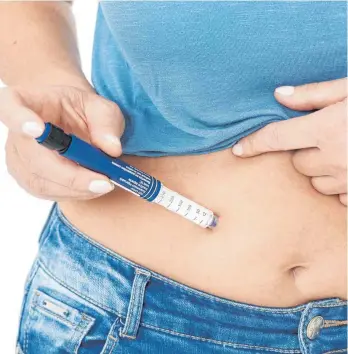  ?? FOTO: MEDIAFORME­DICAL/MAGO ?? Für Diabetespa­tienten sind Insulinspr­itzen oft lebenslang­e Begleiter.