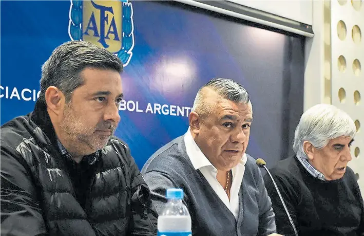  ??  ?? Menos de un año atrás. La conducción de la AFA: Daniel Angelici, vicepresid­ente primero; Claudio Tapia, presidente; y Hugo Moyano, vice segundo. La relación hoy está rota.