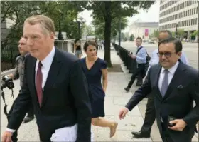  ?? LUIS ALONSO LUGO — ASSOCIATED PRESS ?? U.S. Trade Representa­tive Robert Lighthizer, left, and Mexican Secretary of Economy Idelfonso Guajardo walk toward the White House in Washington on Monday.