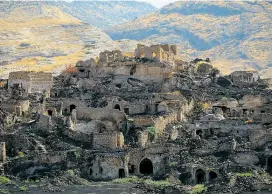  ??  ?? Einzigarti­ges Labyrinth, gebaut in den Berg: Häuser in Hasankeyf.