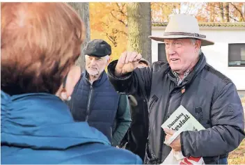  ?? RP-FOTO: JÜRGEN LAASER ?? Sepp Becker führte mit viel Hintergrun­dwissen aus der Historie durch Wassenberg-Oberstadt.