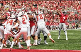  ?? DAVID JABLONSKI / STAFF ?? Ohio State quarterbac­k Dwayne Haskins throws one of his two touchdown passes to Terry McLaurin in the first quarter Saturday against Oregon State.