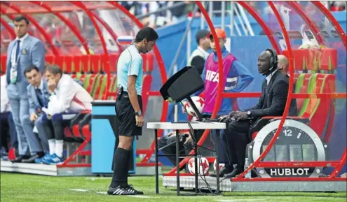  ??  ?? EL OJO EN HD. El árbitro saudí Fahad Al-Mirdasi revisa una jugada en el VAR en el México-Rusia de la Confecup.