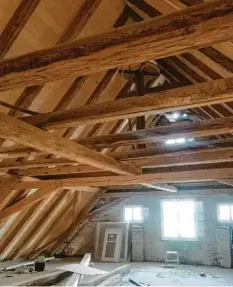  ??  ?? Das Highlight ist ganz oben: Der Dachstuhl der Simonsmühl­e in Blindheim ist kom‰ plett neu gemacht worden – mit sichtbaren Balken und vielen Fenstern.