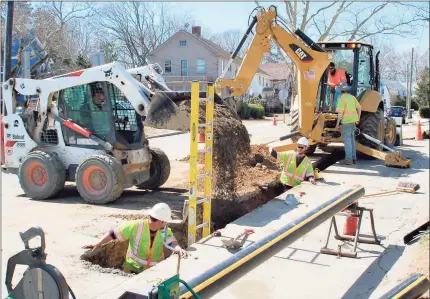  ?? Contribute­d photo ?? Utility workers from Eversource Energy work on a trench for a natural gas main.