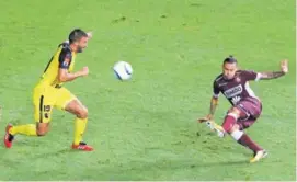  ?? RAFAEL PACHECO. ?? El liberiano Boris Balinovic le mete el pecho a la pecosa que recién pegó de media vuelta David Ramírez de Saprissa, la jugada solo quedó en un susto.