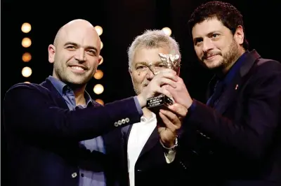  ??  ?? Sul palco Da sinistra Roberto Saviano, Maurizio Braucci e Claudio Giovannesi, premiati per la miglior sceneggiat­ura de «La paranza dei bambini»
