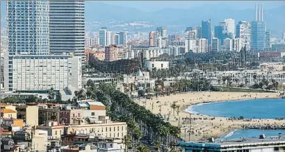  ?? DAVID AIROB / ARCHIVO ?? Vista de la Barcelonet­a desde el puerto de Barcelona, con Diagonal Mar al fondo