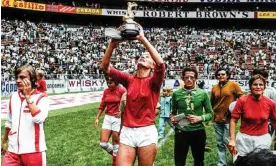  ?? ?? Denmark's Lis Lene Nielsen holds the trophy after her team beat Mexico in the final of Copa 71. Photograph: TopFoto and Marina Amaral courtesy of New Black Films