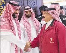  ??  ?? ُ العاهل البحريني مصافحا الأمير محمد بن سلمان