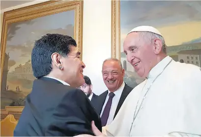  ?? AFP ?? El Papa fue uno de los tantos líderes del mundo que recordó sus encuentros con Maradona.