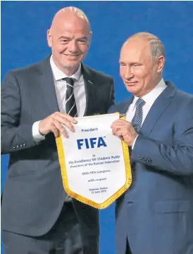  ?? A. zemlianich­enko / ap ?? Infantino y Putin: el poder de la FIFA y el de Rusia