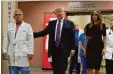  ?? Foto: Evan Vucci, dpa ?? US Präsident Trump (Mitte) und seine Frau Melania besuchten gestern Ärzte und Verletzte im Krankenhau­s von Las Vegas.
