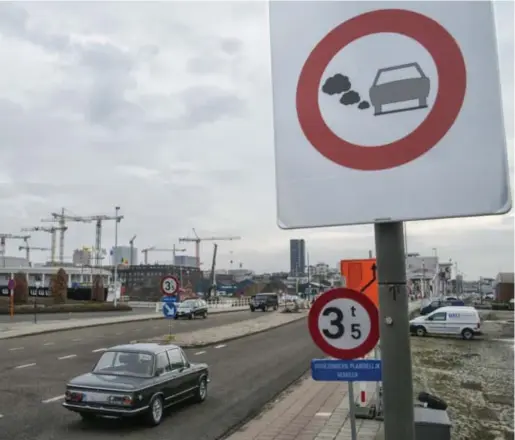  ?? © Kris Hossey ?? Weg met vervuilend­e oude dieselwage­ns, signaleert dit bord bij de invoering van de Antwerpse lageemissi­ezone.