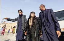  ??  ?? Syrians dance at the first wedding following the ouster of Daesh from Raqqa. (AFP)