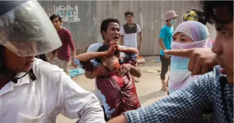  ?? THOMAS CRISTOFOLE­TTI/AFP/GETTY IMAGES ?? Protesters clash with military police during a protest to demand higher wages in Phnom Penh on Friday. At least three were killed and two wounded.