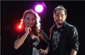  ?? JORGE NAVARRO ?? Angie Valverde y Gastón Guevara forman el grupo Los Plancharan­ga, que combinan música y comedia.