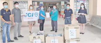  ??  ?? JCIM Area Sabah representa­tives presenting the face shields to Tawau Hospital.