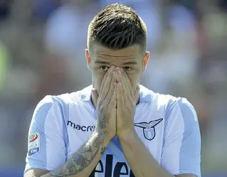  ??  ?? Pezzo pregiato Il serbo Sergej Milinkovic-Savic, 23 anni, biancocele­ste dal 2015