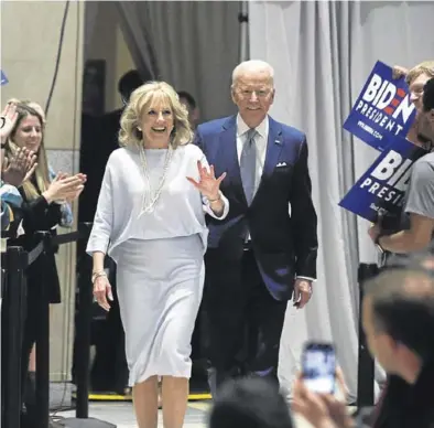  ?? REUTERS / BRENDAN MCDERMID ?? Joe Biden y su mujer Jill el martes en la ciudad de Filadelfia.