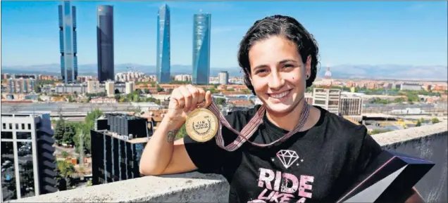  ??  ?? ORGULLOSA. Ana Carrasco posa con su medalla de campeona del mundo, la primera mujer en conseguirl­o. Un hito que alaban los grandes campeones del paddock de MotoGP.